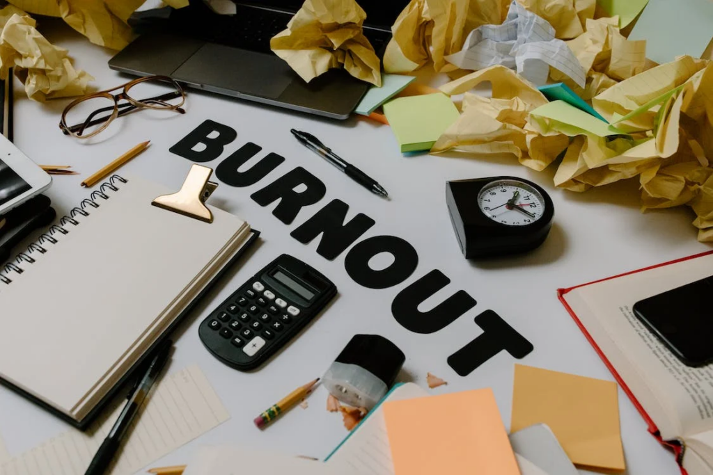 Burnout durch Fachkräftemangel im Sozialwesen - Symbolbild